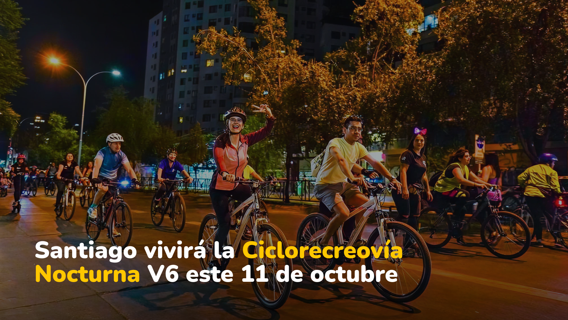 Personas pedaleando de noche por la ciclorecreovia de chile